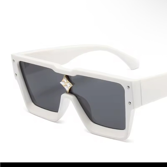 Chic Black Sunglasses with UV Protection and Polarized Lenses
0400